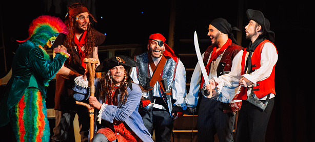 ШХУНА «ИСПАНЬОЛА» ПОДНИМАЕТ ПАРУСА