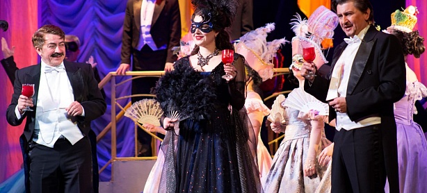 Живое пение, знакомые сюжеты и связь с Кировом