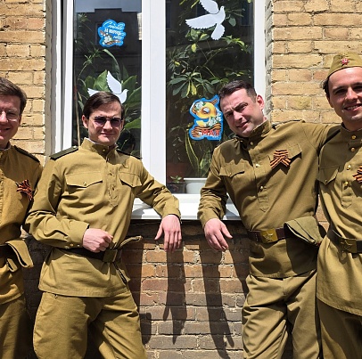 Идёт солдат по городу